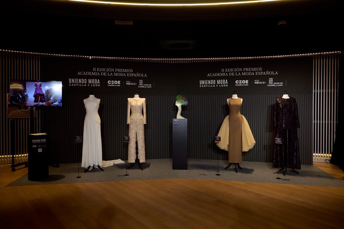 uniendomoda_cyl's tweet image. Así fue el showroom que atrajo todas las miradas en los #PremiosModaRTVE.Un espacio donde la #moda de #cyl brilló en @fernangomezCCV con creaciones de:@barolucasbl,@felycampo,#SilviaFernandez, #JoseMartinAltaCostura y #PabloyMayaya.Proyecto #UniendoModaCyL de @ceoe_cyl y la @jcyl