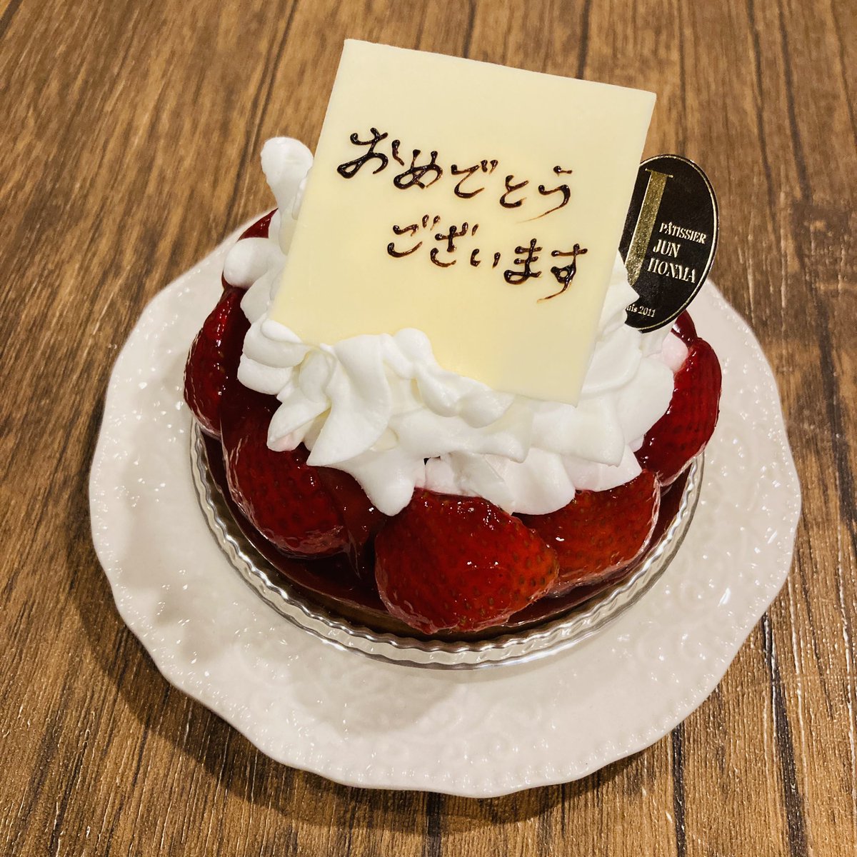kobatoshokai_'s tweet image. 出版記念のお祝いをいただきました🍰
