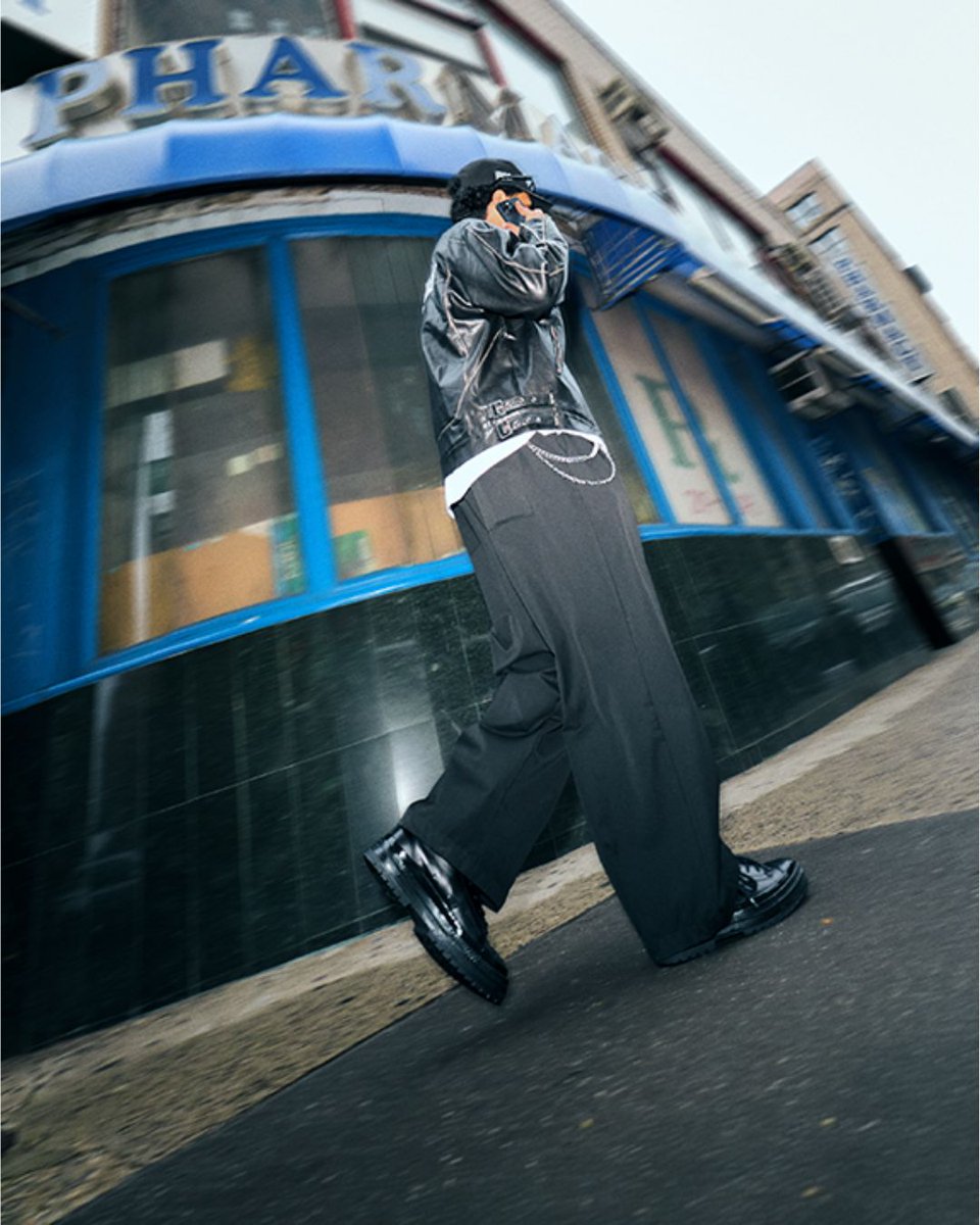 sidestep_SA's tweet image. Classic just got an upgrade.🔥
The Converse Chuck 70 Leather blends formal finesse with street DNA — suited for the boardroom and the block.
Available online & in store for R 2,899.99 while stocks Last!
T's & C's apply.
#cultureforward #sidestep #fashion #sidestepstyle #SSstyle