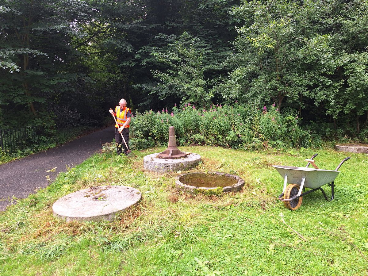 WOLCT's tweet image. Plenty of elbow grease from the walkway volunteers up at Colinton.

Cutting back overgrown vegetation around the carpark to open up paths and historic features.

 Removing tagging from signs.

Opening up drainage.

@Edinburgh_CC @walking_scot