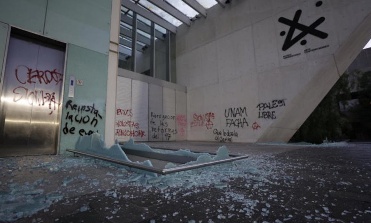 JoseMarioMX's tweet image. Si ni siquiera se puede aislar a quienes destruyen un museo y una librería, ¿qué sigue? ¿Ya no se puede defender ni el orden mínimo? ¿Quién tiene el control real de la ciudad?