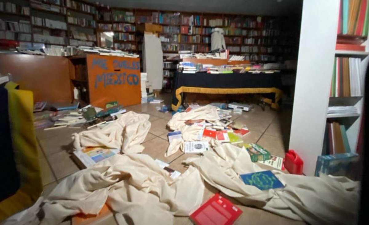 JoseMarioMX's tweet image. Si ni siquiera se puede aislar a quienes destruyen un museo y una librería, ¿qué sigue? ¿Ya no se puede defender ni el orden mínimo? ¿Quién tiene el control real de la ciudad?