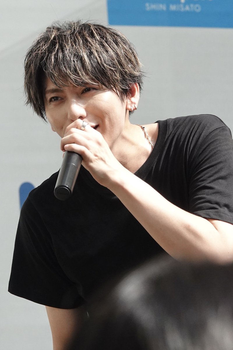 ld_natz's tweet photo. 去年初めてリリイベ行ったのが新三郷だったけど、自然光×Leadがとーってもキラキラしてて感動したの思い出す😭特に輝くんはこの人もしや自ら光っている……！？って思った！ #Lead #鍵本輝 #Leadリリイベ2024 https://t.co/lEqnO10sAl