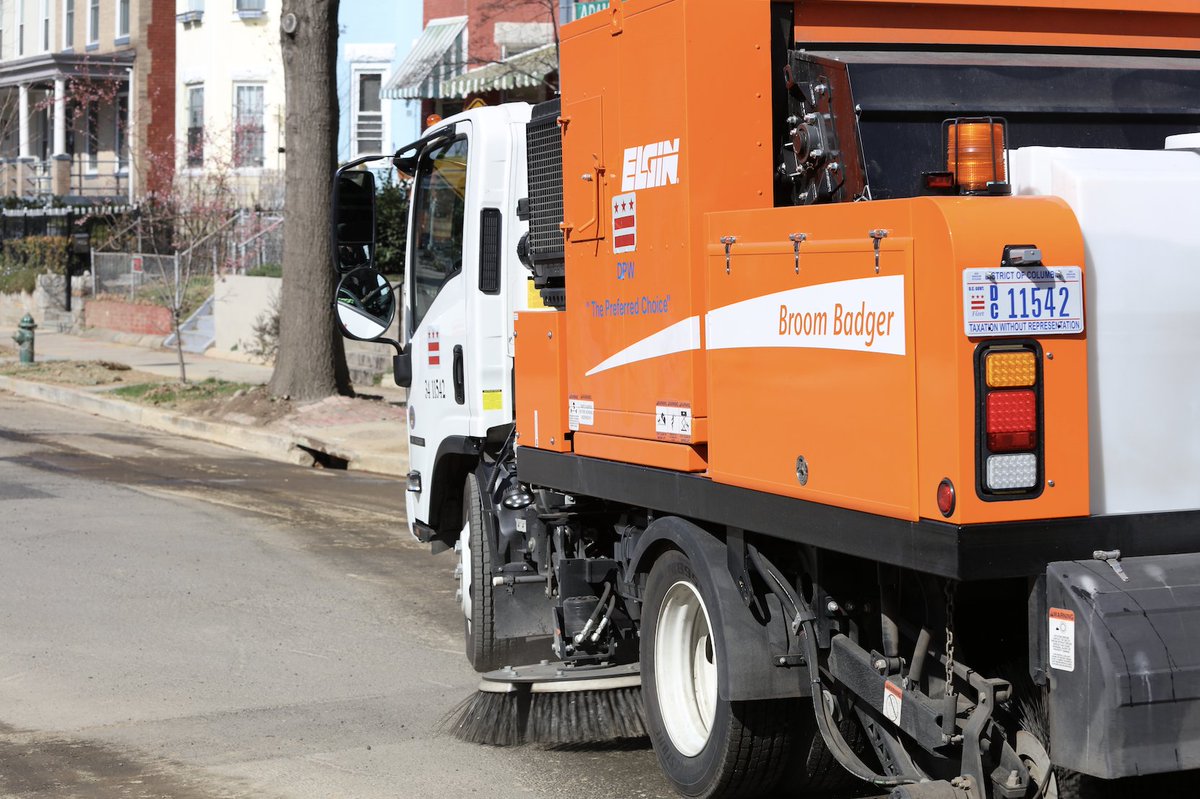DCDPW's tweet image. 🌟🗣️ DC, it's street sweeping day. Remember to move your cars between 9:30-11:30am and 12:30-2:30pm to avoid fines.
Together, we can keep our streets shining bright!