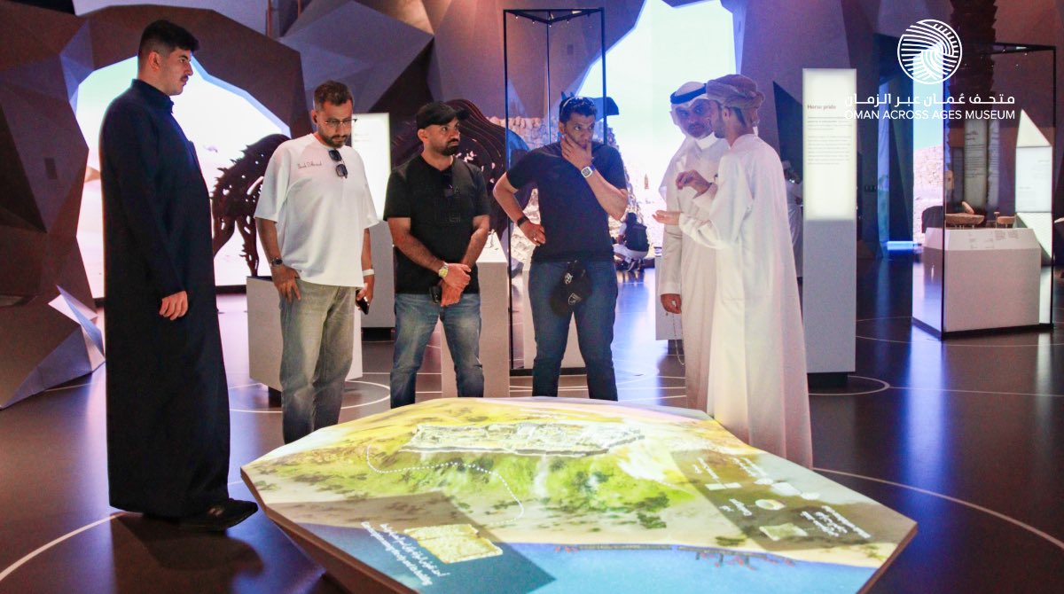 نادي لمبرجيني للسيارات، يحطّ رحاله في #متحف_عُمان_عبر_الزمان، في زيارةٍ منظمةٍ لمبناه؛ للتعرف على مرافقه وقاعاته.

The Lamborghini Club makes a stop at the #OmanAcrossAgesMuseum,
a curated visit through its galleries and spaces,
where speed meets history in a journey of design