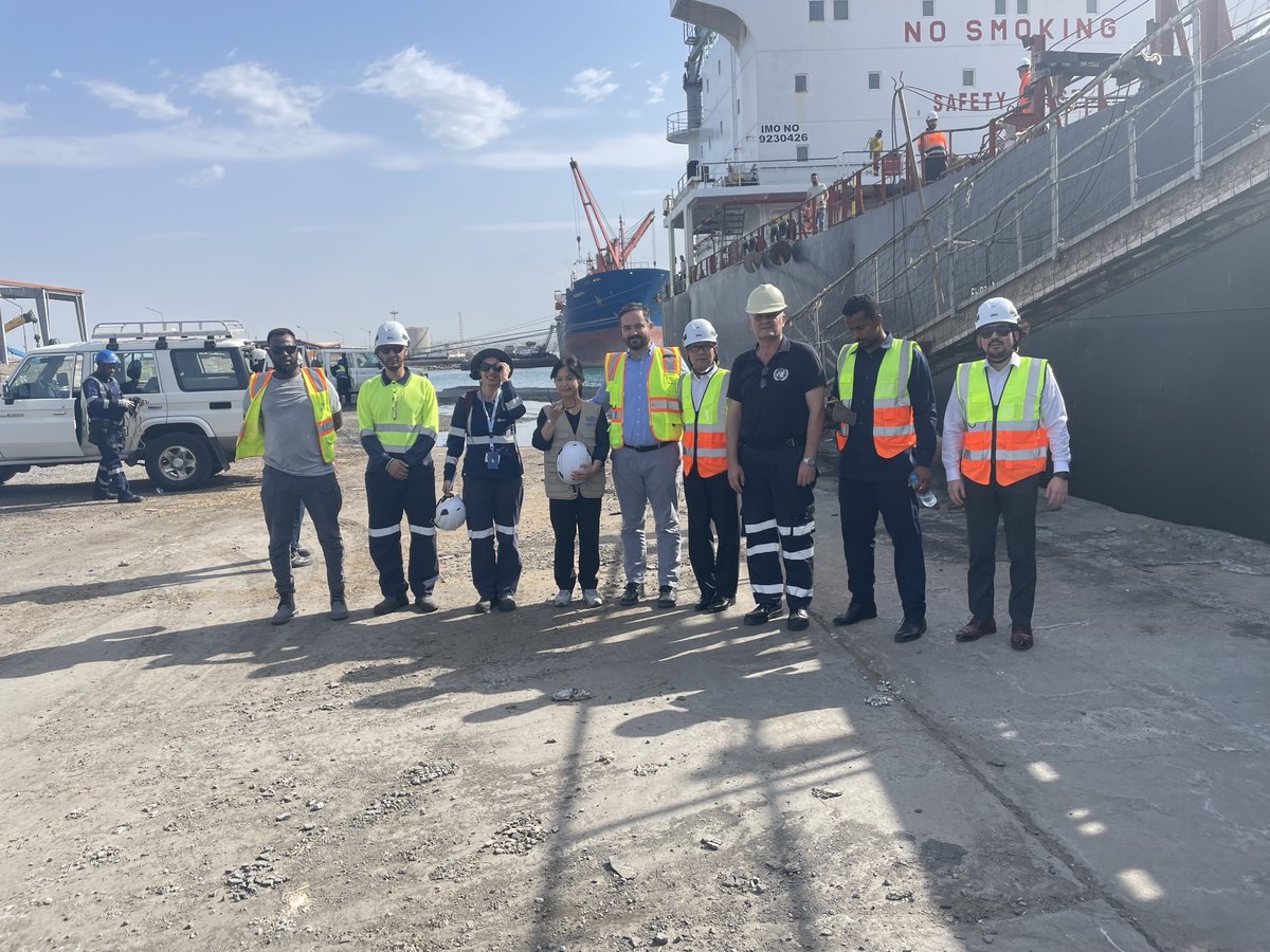 UNOPSMiddleEast's tweet image. It was our pleasure to welcome H.E. Nakashima @SafirYabaniYMN to UN Verification & Inspection Mechanism (UNVIM) managed by UNOPS. Since 2016, UNVIM is facilitating the flow of commercial traffic bound for the Red Sea ports of Hodeidah, Ras Isa and Saleef. facebook.com/share/p/18s47a…