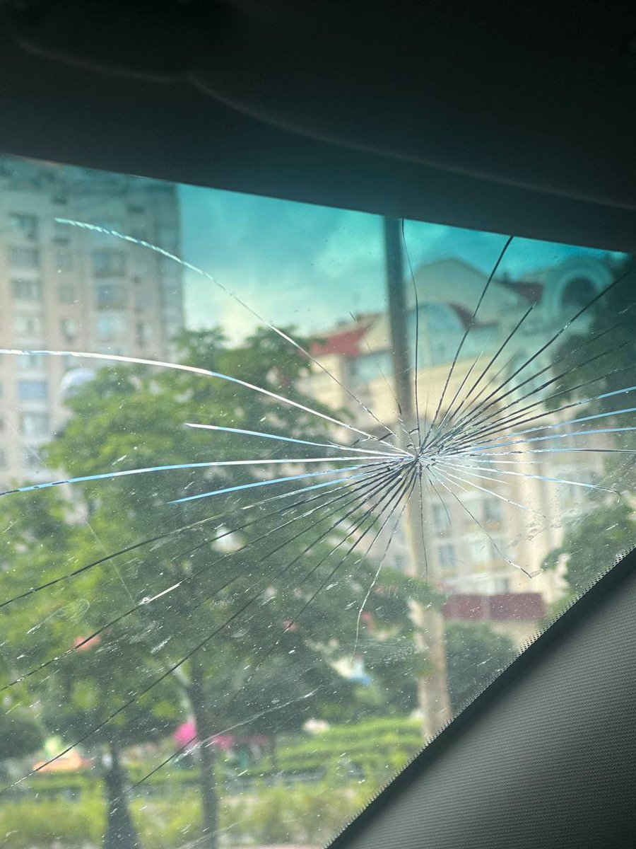 Jabbermikkey's tweet image. Сьогодні, коли вночі я не спала до шостої, а потім спала півтори години, а тоді мене накрило оберемком дурної хуїти, не могло бути більш уйобіщним і безтолковим, але пес прийшов на підмогу і пробив головою лобове скло.
мені хочеться просто сидіти і безпомічно плакати