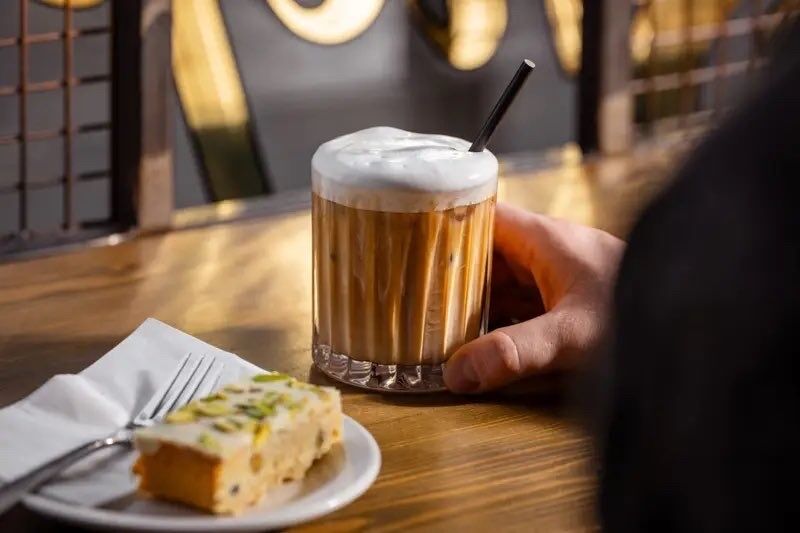 ExploreLpool's tweet image. 🧋| 200 Degrees launches a new summer menu and is giving away 200 iced drinks in Liverpool.
READ MORE 👉 tinyurl.com/4wf6mw7f