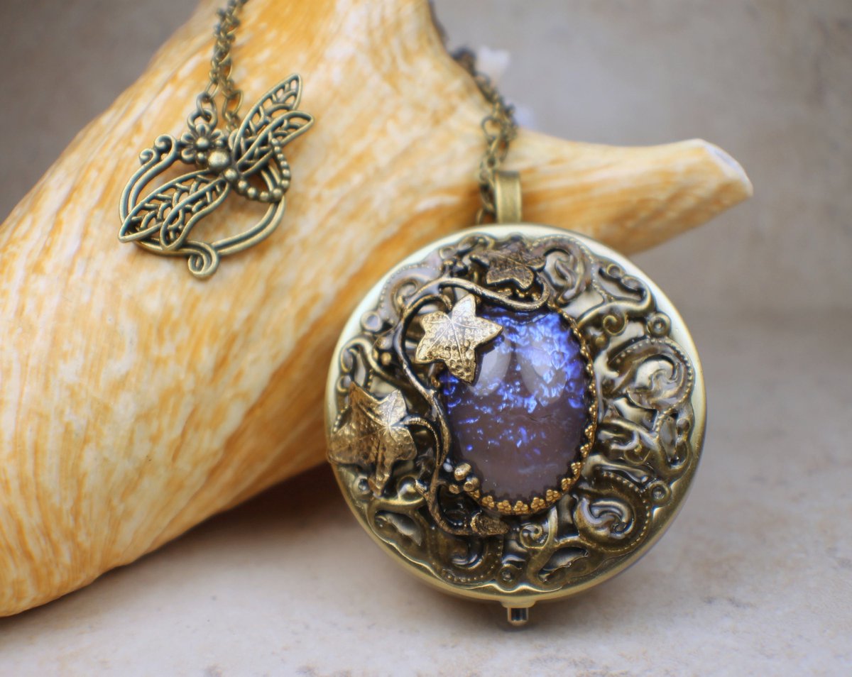 charsfavorite's tweet image. Unleash enchantment with our Round Blue Dragon's Breath Music Box Locket for $130. A timeless treasure that plays your favorite tune—perfect for every heart. #MusicBox #UniqueJewelry
Shop Now charsfavoritethings.com/products/round…