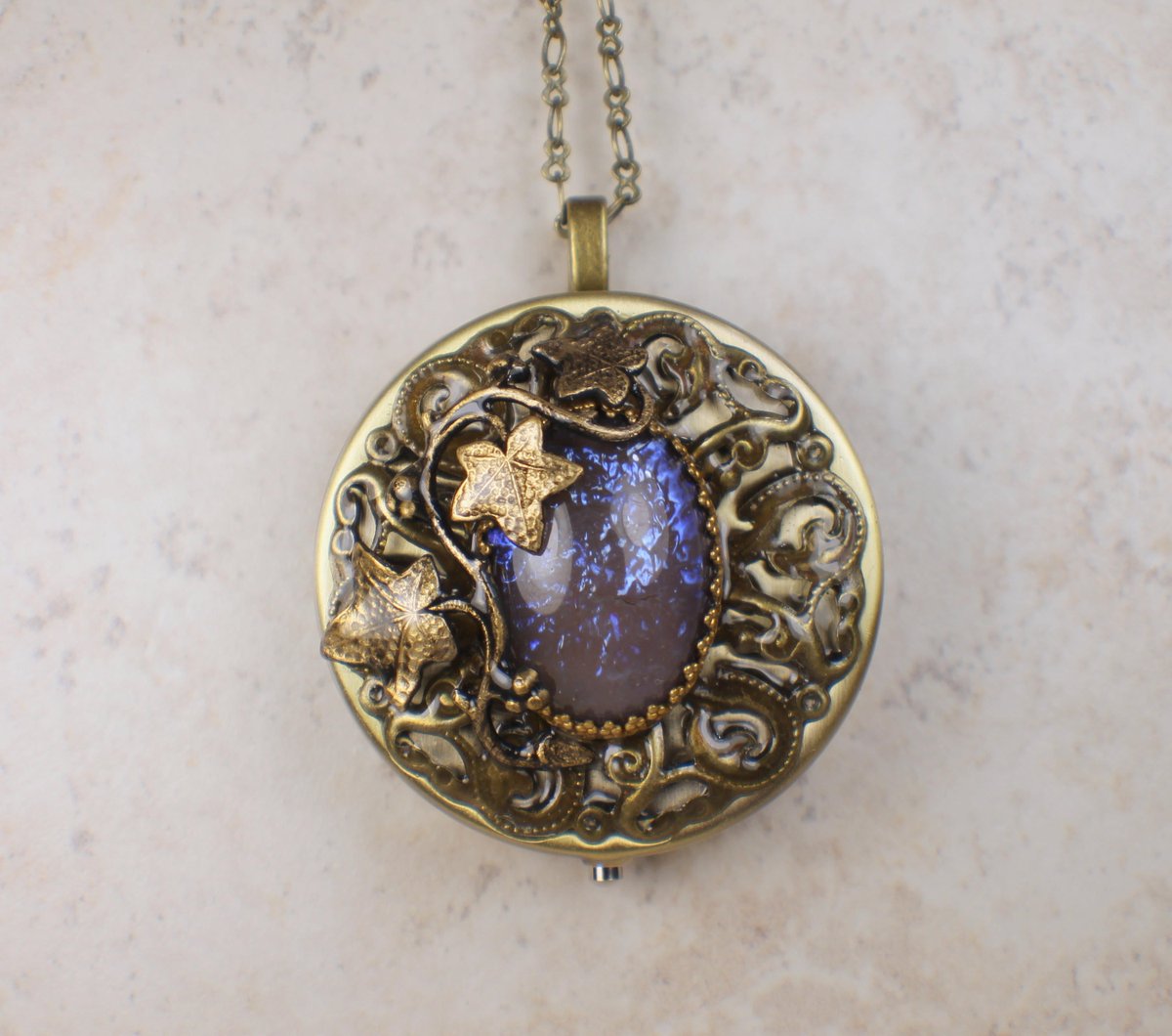charsfavorite's tweet image. Unleash enchantment with our Round Blue Dragon's Breath Music Box Locket for $130. A timeless treasure that plays your favorite tune—perfect for every heart. #MusicBox #UniqueJewelry
Shop Now charsfavoritethings.com/products/round…