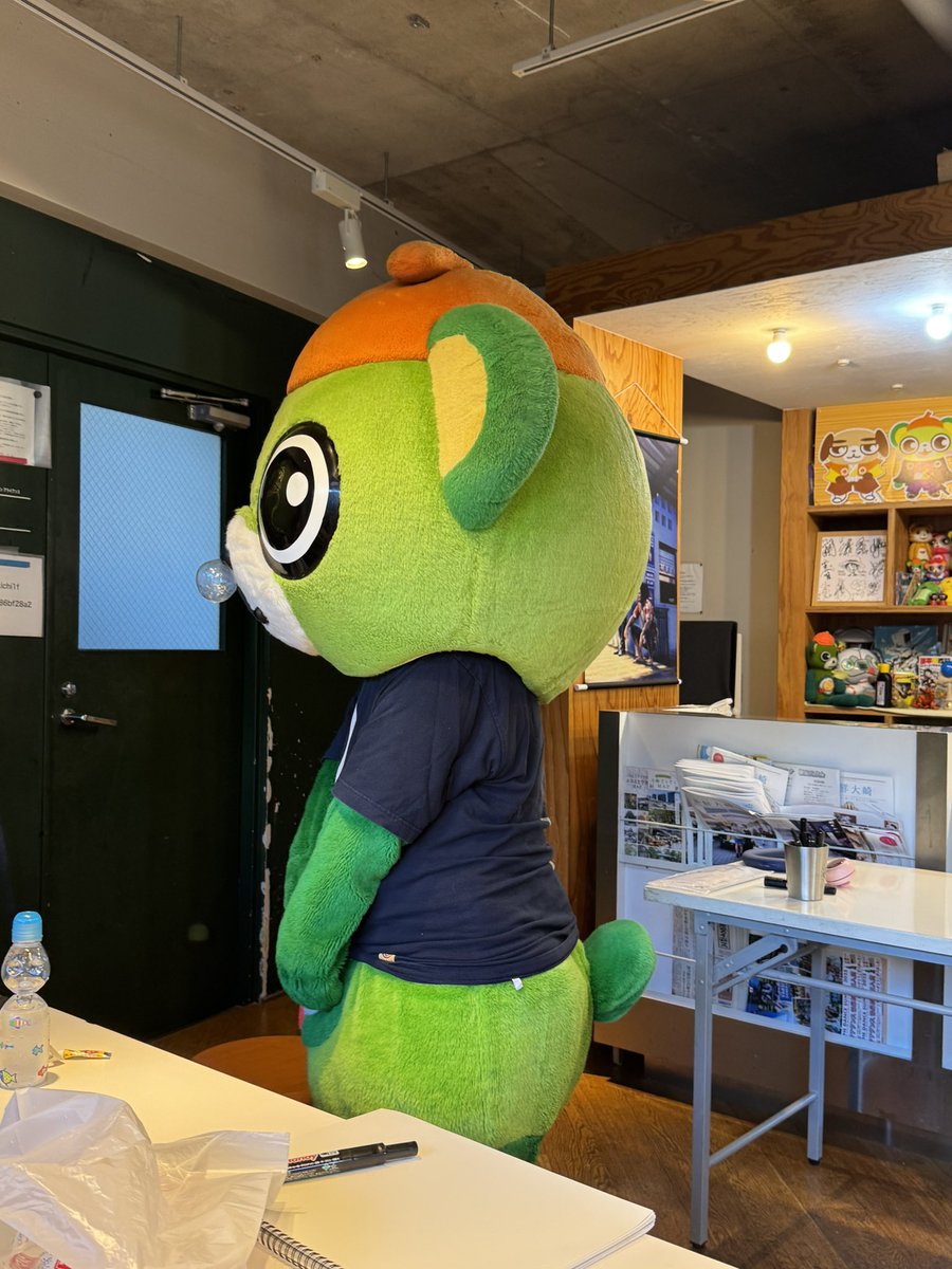 yo_tan's tweet photo. この駄菓子屋さんに売ってるミニ歯磨き粉みたいなのに入ってる透明なのストローの先に付けて膨らませるのなんていうの？
それを作っていただき鼻ちょうちんのイッちゃんに変身☆
めちゃくちゃかわいい😍

#大崎さんと海の日 #大崎一番太郎 #project30 #ride28 #イッちゃん https://t.co/VUCAIgz2yf