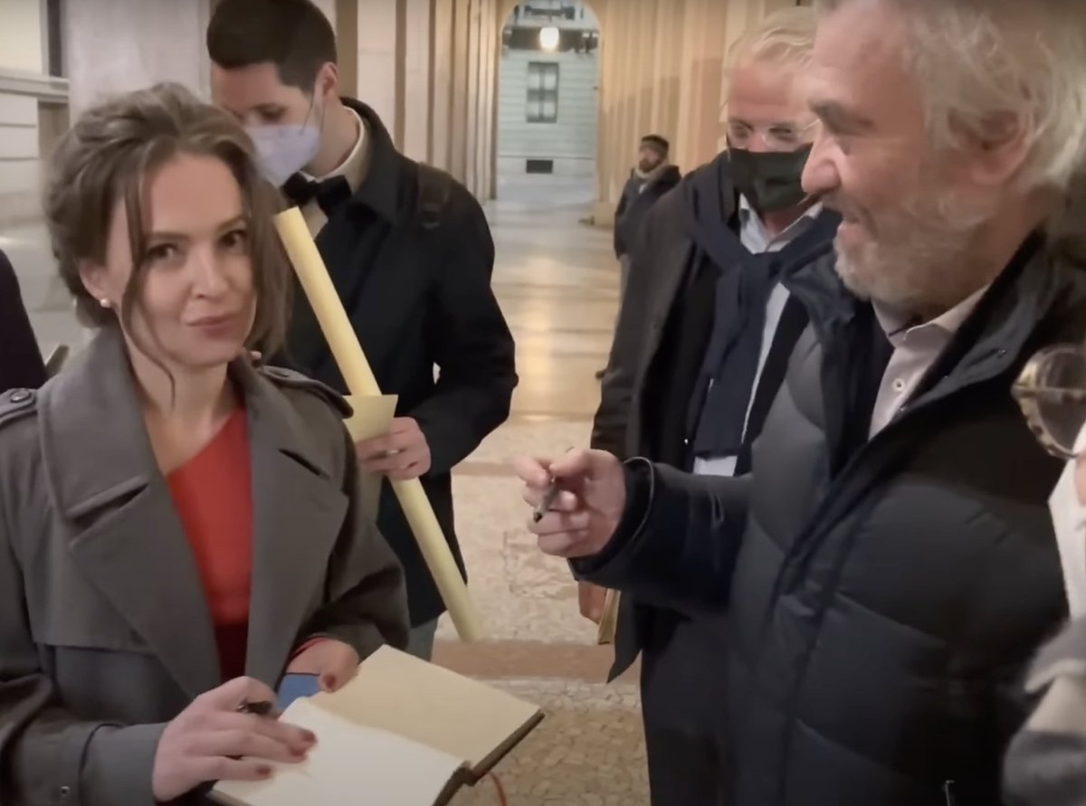 pevchikh's tweet image. Вспомнила, как ходили с @alburov за автографом Гергиева в Милане 😅. Побывали на его последнем выступлении в Европе — 23 февраля 2022 года. Я очень рада, что оно так и останется последним.
Мы путинскую обслугу не собираемся оставлять в покое. Мелкие жулики, средние, крупные — я…
