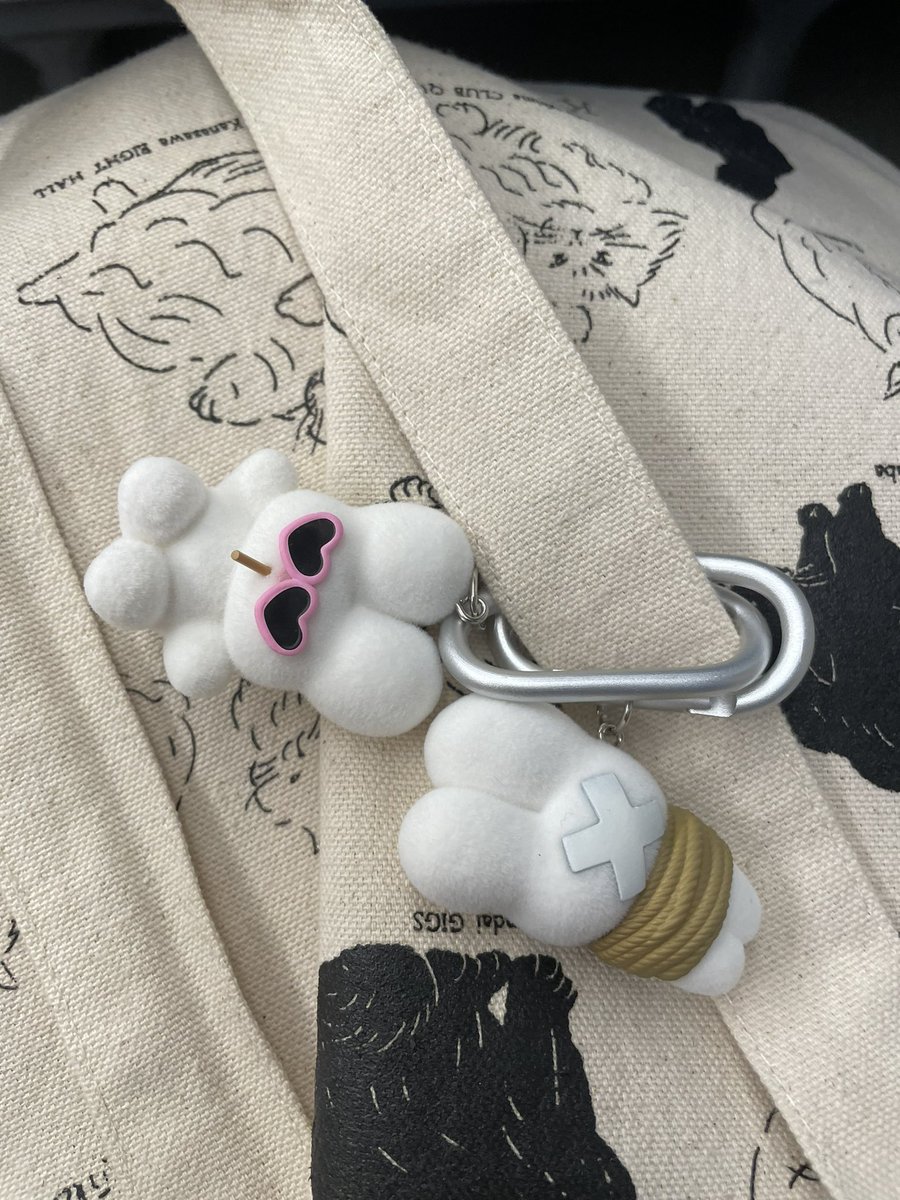 nanchamu51's tweet image. 地面に落ちてたら真っ黒うさぎになってる可能性はある🤔生き残ったもう1匹を可愛がるよ