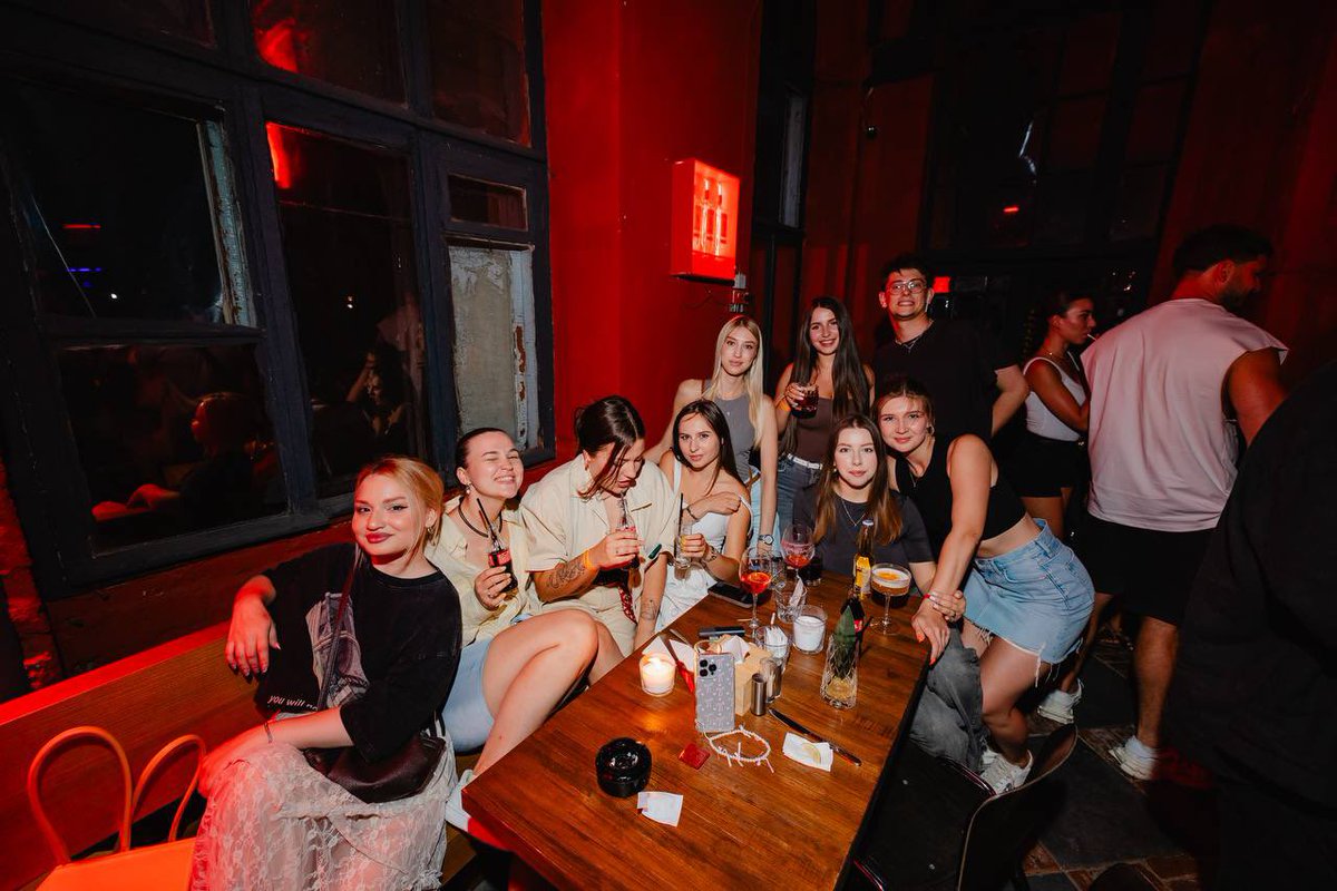 я и кучу непонятных мне людей, к которым мы прибились за стол