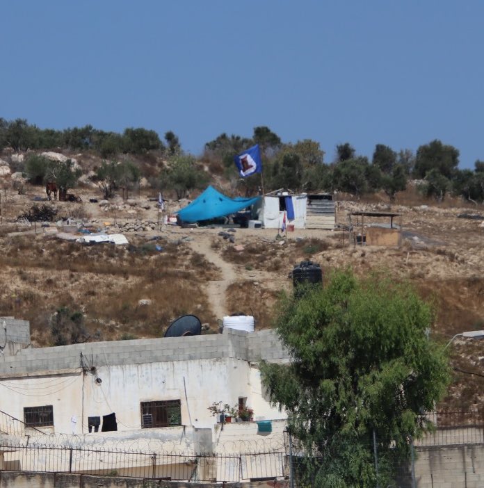 PeaceNowIL's tweet image. זה הפך לשיטה.
מאחז עברייני הגיח בצמוד לאחד מבתי הכפר בורין, כפר שעובר מידיי שבת מתקפות טרור בידי מתנחלים מכיוון יצהר ומאחזי המחבלים שסביבה.
לא בטוח שצפויה כאן שכנות טובה.