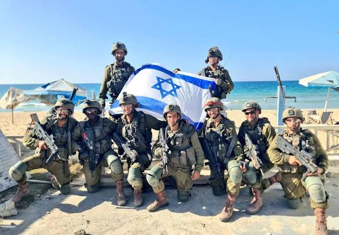 GlobalUpdates24's tweet image. BREAKING –
Tucker Carlson says, "Anyone who serves in Israeli Army should be deported from America"