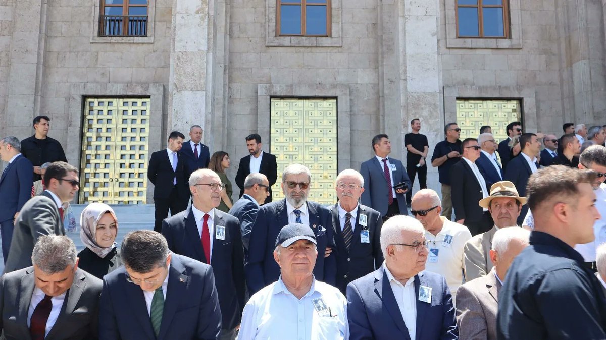 Cemiyet1946's tweet image. 93 yaşında hayatını kaybeden Cumhuriyet Halk Partisi’nin eski genel başkanlarından, Gazeteciler Cemiyeti eski başkanı, duayen gazeteci ve siyasetçi Altan Öymen için TBMM'de veda töreni düzenlendi.
TBMM’de düzenlenen devlet töreninde Öymen’in ailesi ve yakınlarının yanı sıra,…