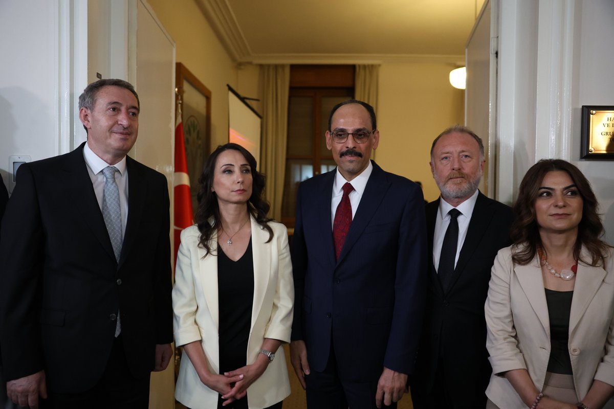 DEMGenelMerkezi's tweet image. Milli İstihbarat Teşkilatı Başkanı İbrahim Kalın, Meclis Grubumuzu ziyaret ederek Eş Genel Başkanlarımız Tülay Hatimoğulları ve Tuncer Bakırhan ile Grup Başkanvekillerimiz Gülistan Kılıç Koçyiğit ve Sezai Temelli'yle görüştü.