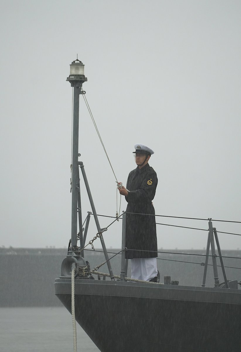 RyoEto's tweet image. 雨天の紋別港、ミサイル艇「わかたか」艦首旗掲揚🫡