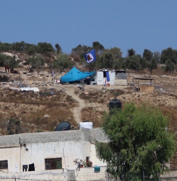 PeaceNowIL's tweet image. זה הפך לשיטה.
מאחז עברייני הגיח בצמוד לאחד מבתי הכפר בורין, כפר שעובר מידיי שבת מתקפות טרור בידי מתנחלים מכיוון יצהר ומאחזי המחבלים שסביבה.
לא בטוח שצפויה כאן שכנות טובה.