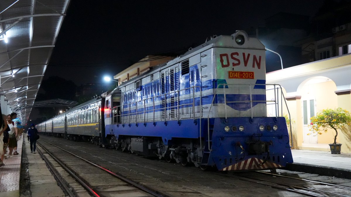 Ch112161's tweet image. 夜のザーラム駅
中国客車が駅舎近くに移動し発車の準備が整っていました!
ベトナム国鉄の2形式の標準軌用機関車、D19Er/D14Eが前後に連結されています。
#河内南寧2025