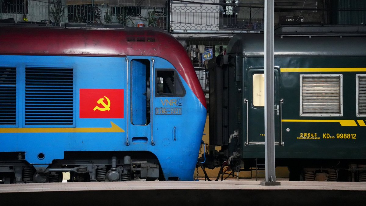 Ch112161's tweet image. 夜のザーラム駅
中国客車が駅舎近くに移動し発車の準備が整っていました!
ベトナム国鉄の2形式の標準軌用機関車、D19Er/D14Eが前後に連結されています。
#河内南寧2025