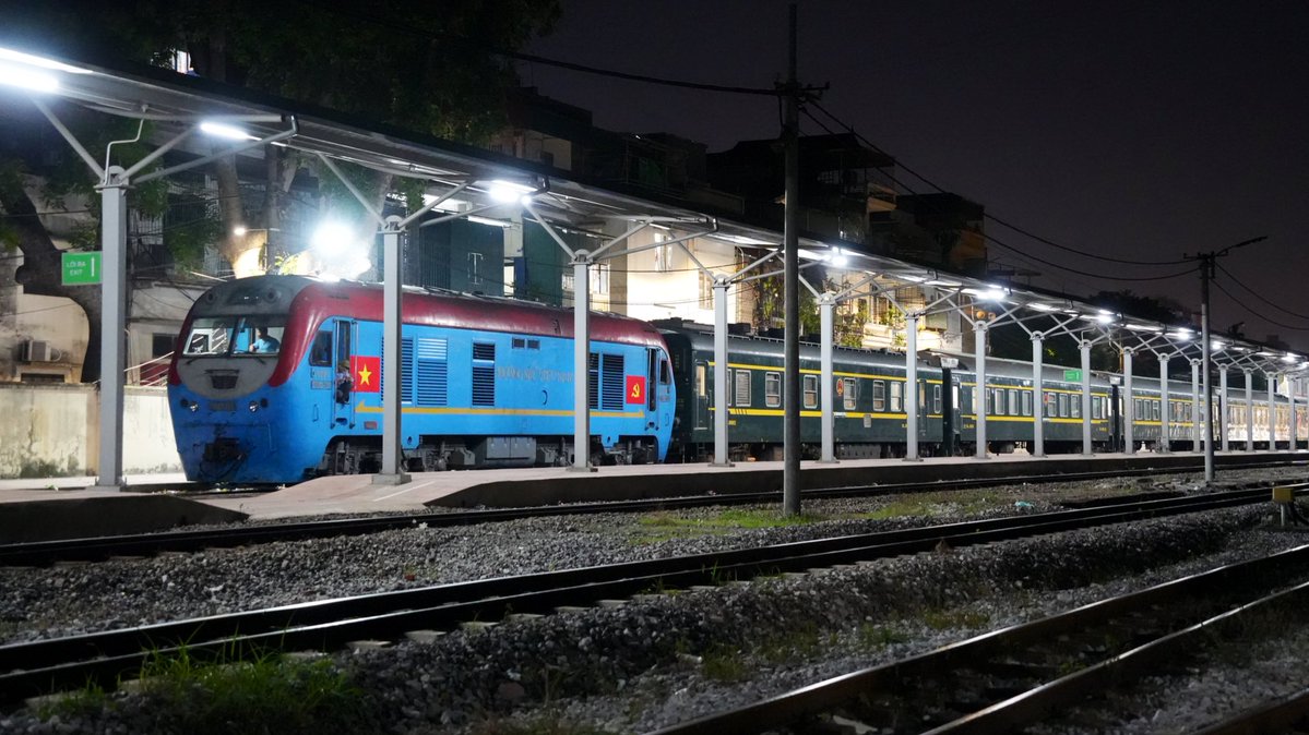 Ch112161's tweet image. 夜のザーラム駅
中国客車が駅舎近くに移動し発車の準備が整っていました!
ベトナム国鉄の2形式の標準軌用機関車、D19Er/D14Eが前後に連結されています。
#河内南寧2025