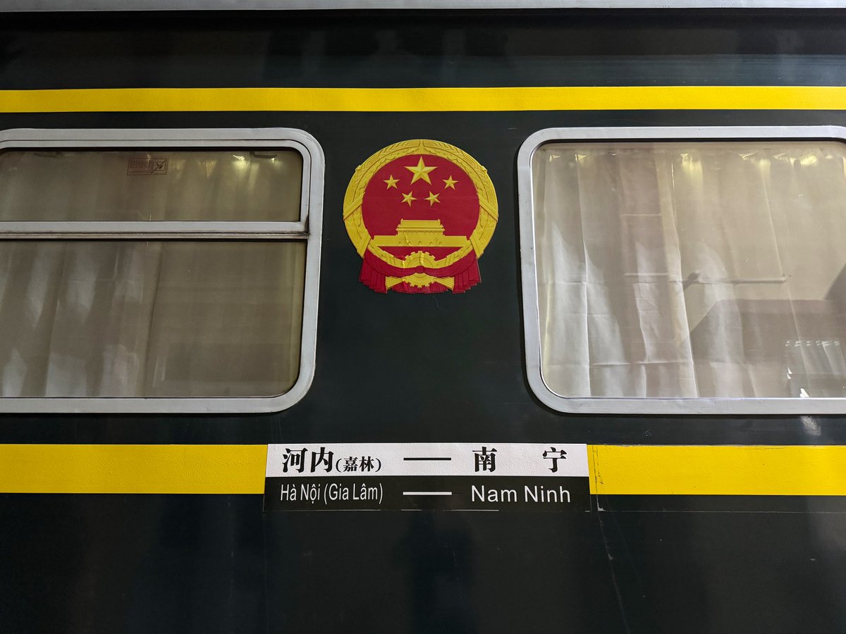 Ch112161's tweet image. 夜のザーラム駅
中国客車が駅舎近くに移動し発車の準備が整っていました!
ベトナム国鉄の2形式の標準軌用機関車、D19Er/D14Eが前後に連結されています。
#河内南寧2025