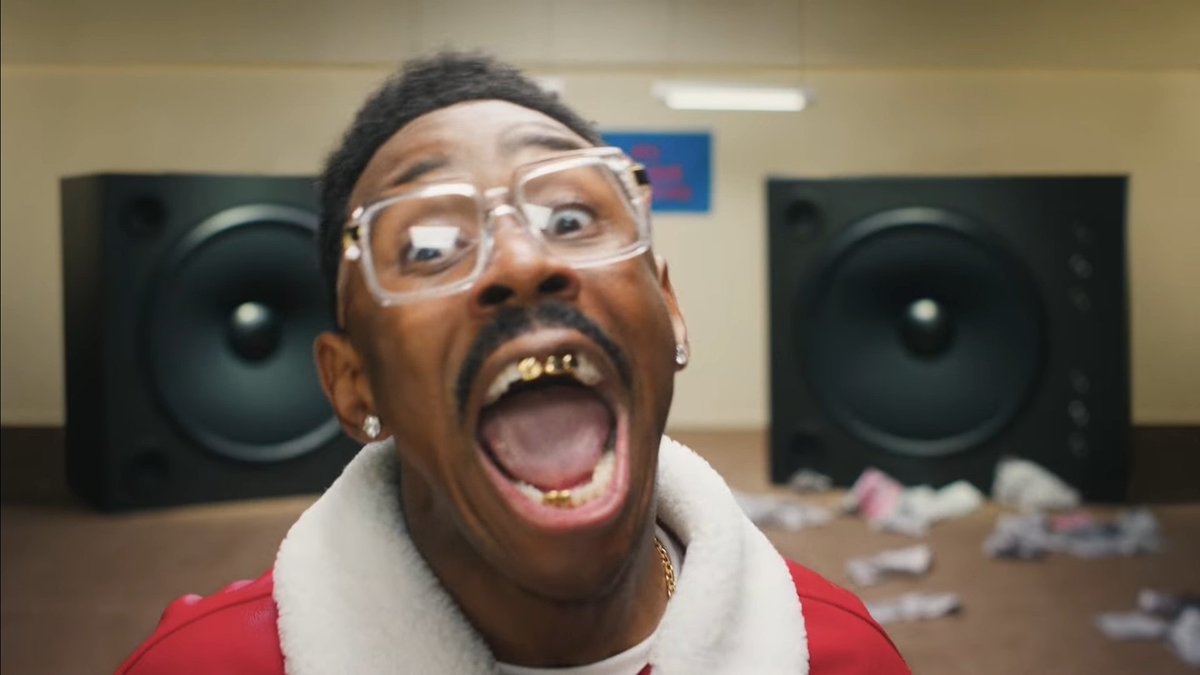 Gabbyluxz's tweet image. Tyler only grew out his hair and mustache but somehow manages to look like a completely different person 😭