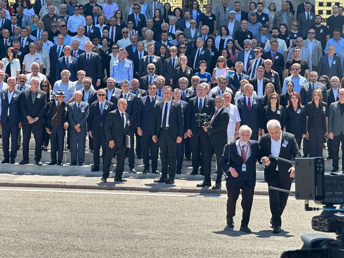 “Bana yardım edin, ağabeyime son görevimi yapmam lazım”

Altan Öymen’in cenaze töreninde, 91 yaşındaki dünyaca ünlü fotoğraf sanatçısı Ozan Sağdıç’ın çekim yapmasına akreditasyon gerekçesiyle izin verilmeyince Tuncay Özkan devreye girdi.

Sağdıç’ın yardım çağrısı üzerine Tuncay