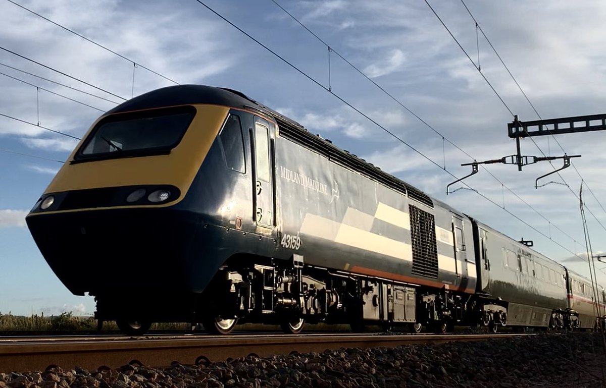Davidal20103984's tweet image. A couple of close-up video stills (from safely behind the fence) of yesterday’s London bound 1Z44 with @125Group units returning from South Wales at close to max speed. Can just make out the old East Midland title highlighted by the back lighting. 
#HST #class143 #hs125