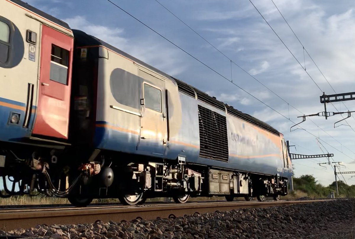 Davidal20103984's tweet image. A couple of close-up video stills (from safely behind the fence) of yesterday’s London bound 1Z44 with @125Group units returning from South Wales at close to max speed. Can just make out the old East Midland title highlighted by the back lighting. 
#HST #class143 #hs125