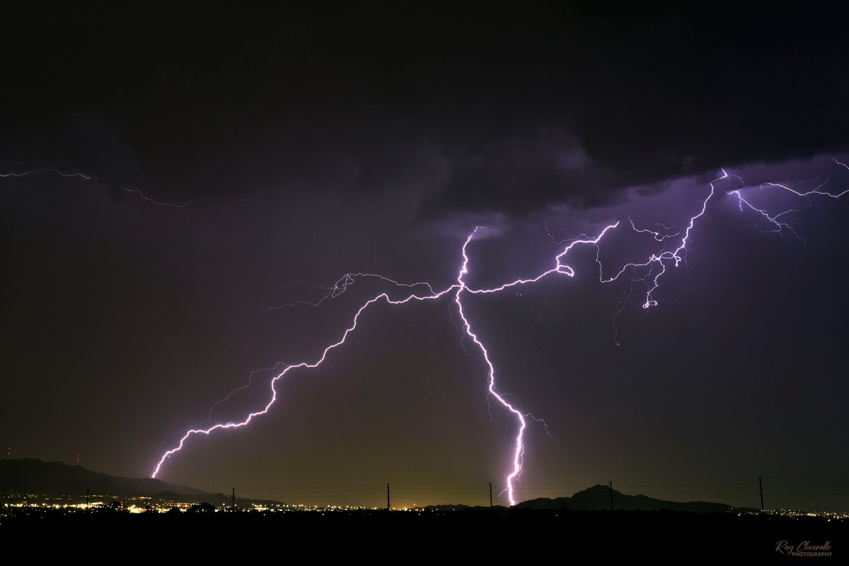 raychiarello's tweet image. Bolts from a storm over El Paso last night.
#Monsoon2025 #ElPaso #Texas #epwx #txwx #StormHour @KTSMtv @NWSElPaso @HannahKFOX14