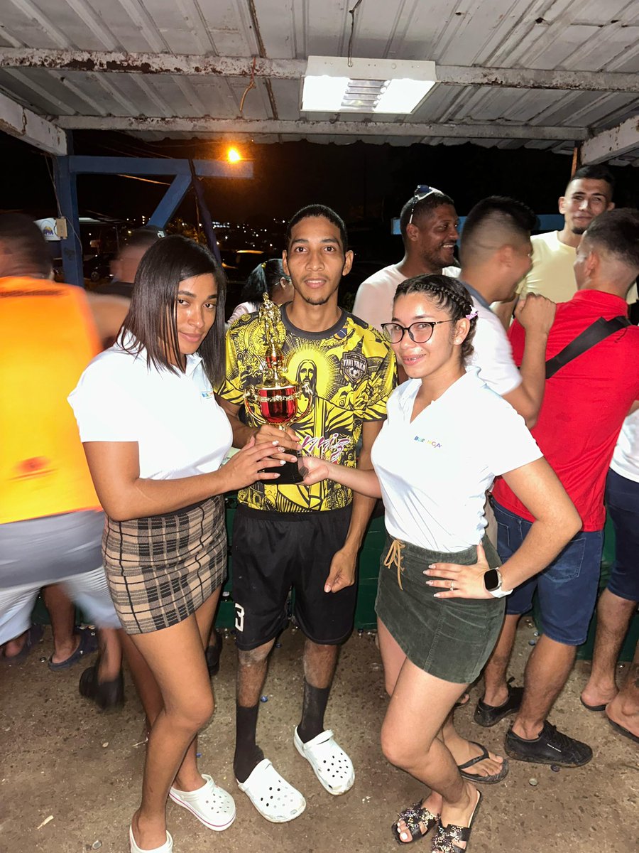 Impulsamos el deporte y celebramos el esfuerzo de todos los jugadores en la Liga de Burunga las Torres. Con orgullo y emoción realizamos entrega de trofeos a quienes destacaron en la liga, reconociendo su talento, disciplina y pasión  por el juego.
#jcb #burungaavanzacontigo