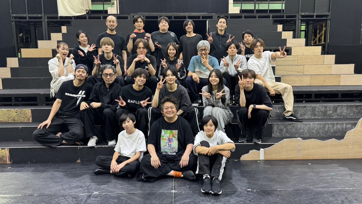 HonjoJrHigh's tweet image. 舞台『日本三國』全ての稽古が終了。

みんなに満足して貰える作品に仕上がったと思います。
美容室で髪の毛を平殿器にしました。

10年以上ぶりにブリーチしましたが、激痛ですね。なかなか色抜けなくて３回ブリーチしました。…