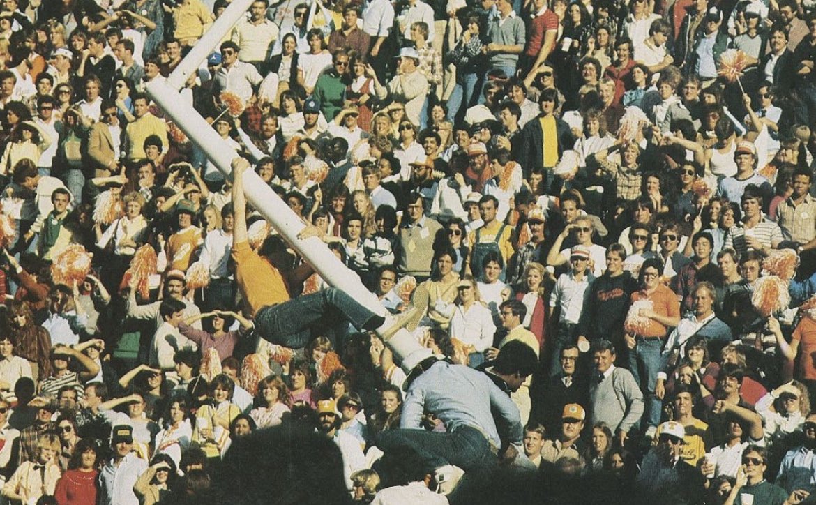 ByNoahTaylor's tweet image. New on Substack:
Tennessee toppled Alabama in 1982, ending an 11-year losing streak and sparking a celebration that included torn down goalposts, traffic jams and a smoke bomb.
On the Vols’ legendary come-from-behind triumph
STORY open.substack.com/pub/neylandpre…