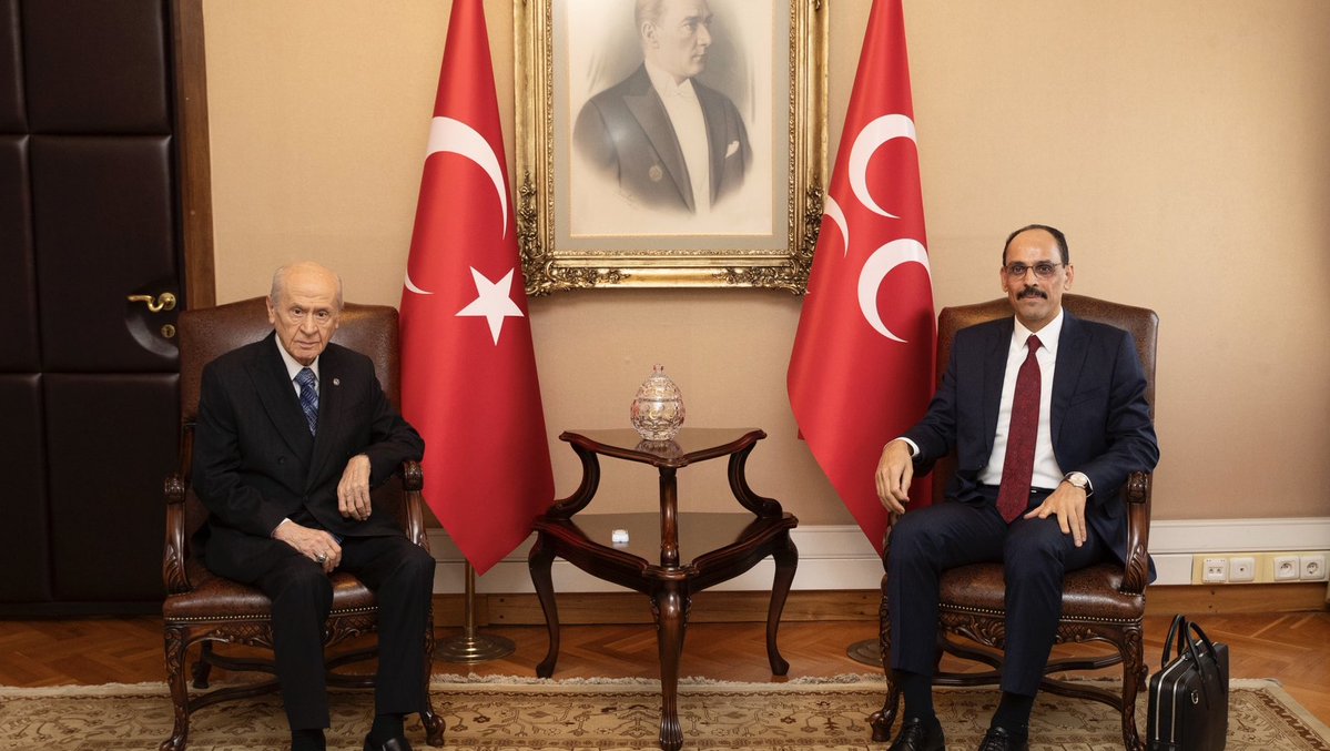 YetkinReport's tweet image. Türk Cumhurbaşkanına, biri Kürt, biri Alevi iki yardımcı önerisi: Bahçeli ne demek, ne yapmak istiyor?
#DevletBahçeli #MHP #PKK #TerörsüzTürkiye #MİT
✍️Murat Yetkin @YetkinReport
yetkinreport.com/2025/07/21/tur…