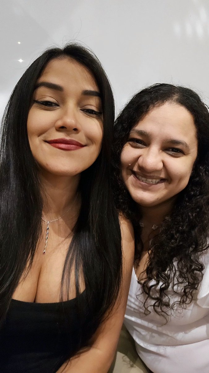 FloryCantoX's tweet image. Juntas 6 años, después. Buen día  🇳🇮🇻🇪
