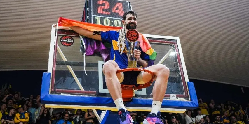 Sebastián Vega, primer basquetbolista argentino en declararse homosexual, contó que se subió al aro con la bandera del orgullo tras la consagración de Boca para "dejar un mensaje de superación": "No pensé que me iba a animar. Cada uno puede ser como desea y lograr sus objetivos".