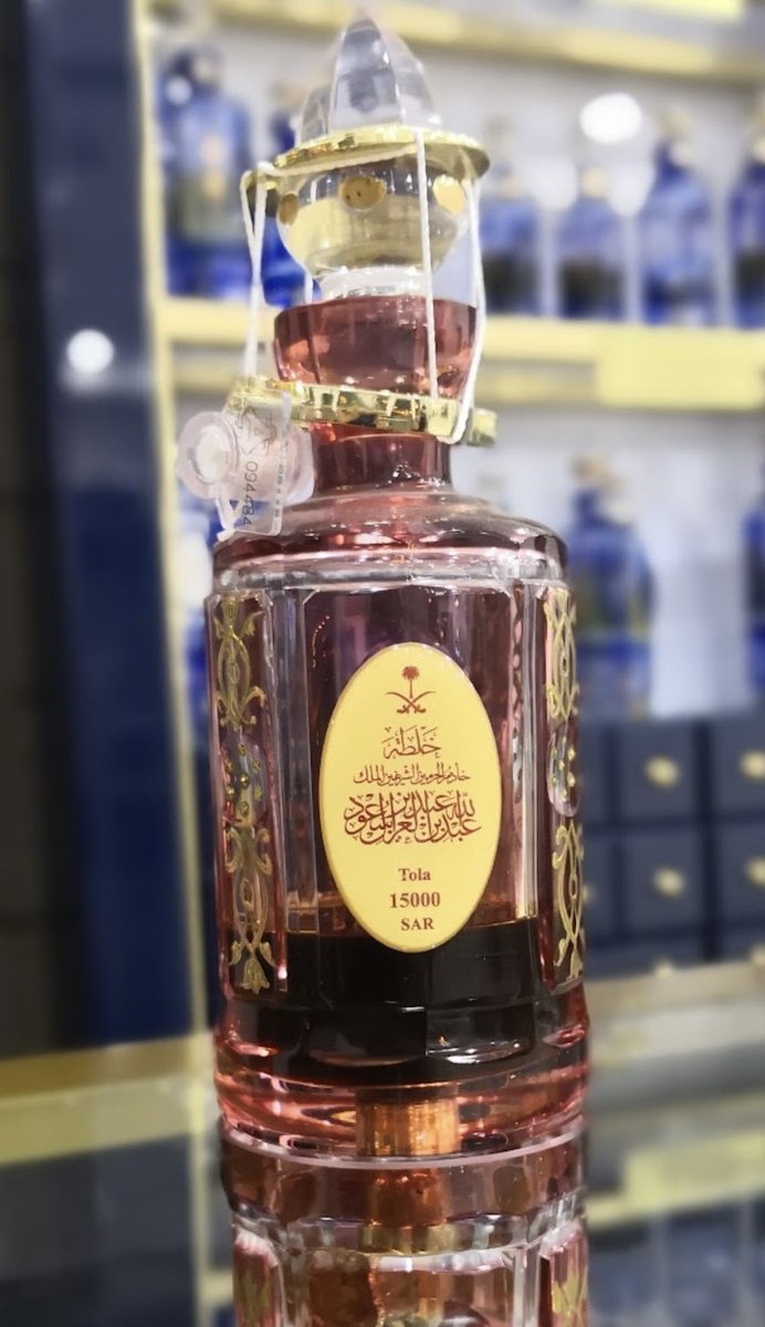 Samad_1932's tweet image. #رابطة_عشاق_العطور
خلطة عبدالله من #عبدالصمد_القرشي
(سابقاً كانت بمسمى خلطة الملك عبدالله بن عبدالعزيز رحمه الله تعالى)
تحفةٌ عطرية نادرة، تجمع عبق الماضي بأصالة الحاضر…
تركيبة ملكية تأسر الحواس وتُعبّر عن الذوق الرفيع ، مكوناتها:
دهن العود الكلاكاسي القديم والنادر ، والعنبر…