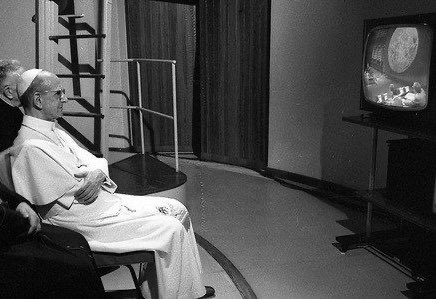 KatiePMcGrady's tweet image. Pope Paul VI watching the moon landing from Castel Gandolfo
That same day, July 20, 1969, Robert Prevost watched it as a student in the U.S.
56 years later he talks to the second man to walk on the moon, now as Pope Leo XIV
The vast continuum of the papacy…