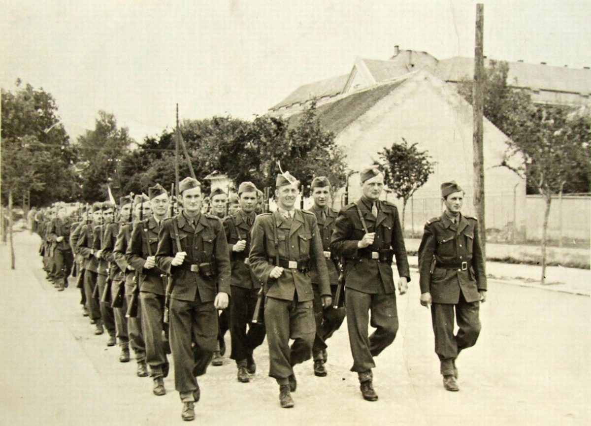Pametnaroda's tweet image. V roce 1951 zavřeli komunisté rotmistra československé armády Juliána Slepeckého. Dostal dvacet let za pokus o útěk na Západ, chtěl se prostřílet přes hranice. Vyšetřovatelé netušili, že vězeň ctí vojenský kázeňský řád první republiky, podle kterého se voják v zajetí musí pokusit…