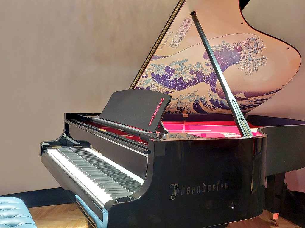 2_t_s's tweet image. 大阪・関西万博3-②
オーストリアパビリオン🎼
見たかった北斎ピアノ!‼🎹
ものっそい綺麗✨✨
世界に16台で、お値段は五千万だそう|゚Д゚)))
演奏も聴けて大満足🙂💭
可愛いうちわもありがとう♡