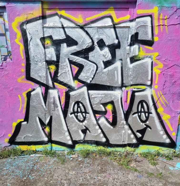 GraffitiRadical's tweet image. Graff piece demanding the release of Maja, a German antifascist imprisoned in Hungary, accused of taking part in an attack on fash in Budapest in February 2024.
Maja recently ended a 40 day hunger strike