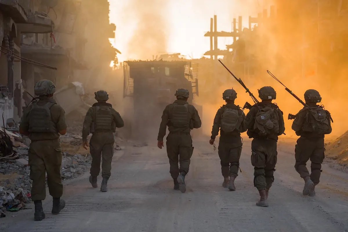SpectateursFr's tweet image. 🔴ALERTE INFO
🚨🇧🇪🇮🇱 Deux soldats de l'armée israélienne présents au festival Tomorrowland en Belgique ont été arrêtés et interrogés par la police fédérale belge après avoir brandi le drapeau de leur unité.
🚨Cette interpellation est survenue après qu'une organisation belge a…