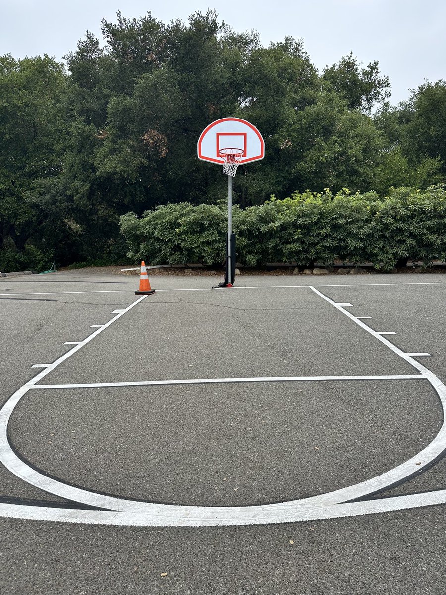 dave_severns's tweet image. Hoop of the Day… Westmont College, Montecito, CA. #hoopoftheday #snowvalleybasketball