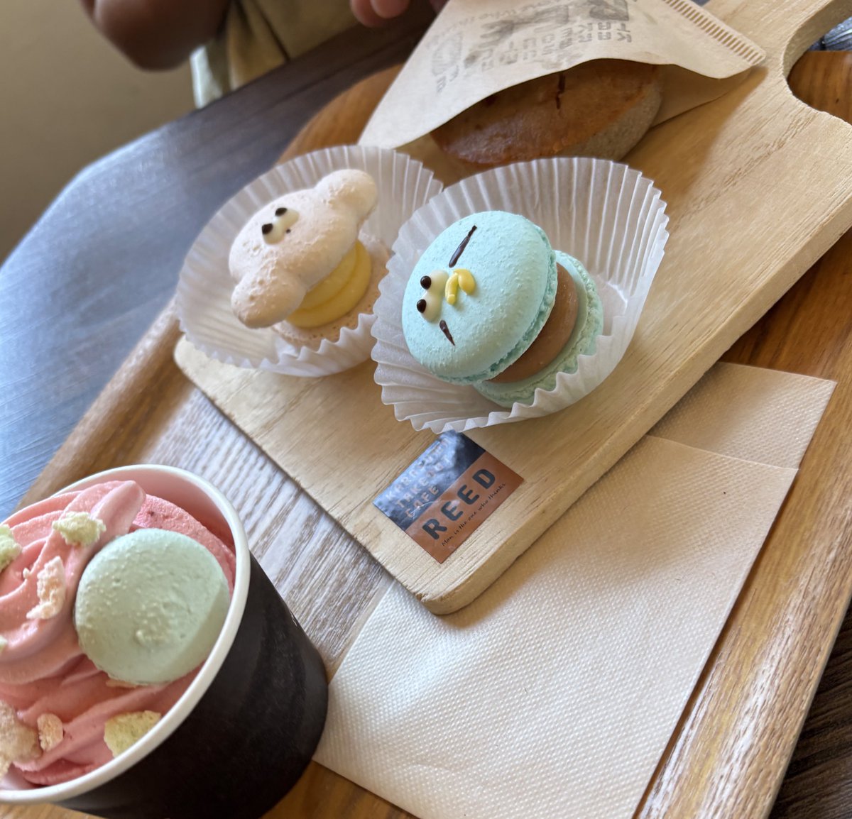 KICKak2's tweet image. 今日はおしゃれカフェと博物館に行ってきた(∗ˊ꒵ˋ∗)

かわいいマカロン
味も美味でした🩷