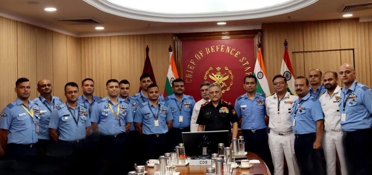 prodefencejammu's tweet image. General Anil Chauhan, Chief of Defence Staff interacted with participants of the Warfare & Aerospace Strategic Program #WASP - 4.0, alongwith AVM Anil Golani (Retd), DG #CAPS and Faculty from the College of Air Warfare.
#CDS held discsussions on initiatives of the Department of…