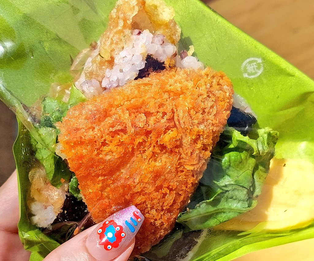 2_t_s's tweet image. 大阪・関西万博3-⑨
ほっかほっか亭ワンハンドBENTO…手軽で美味しかったー!
あまりの暑さに単品にしたけど、ハッシュポテト&唐揚げ付きのセットも魅力的やった🤤
接客してくれたお姉様がめっちゃ愛想良くてだな…
ニコニコしながらナッツくださって。
ほんま暑い中、ありがとうございます🙏