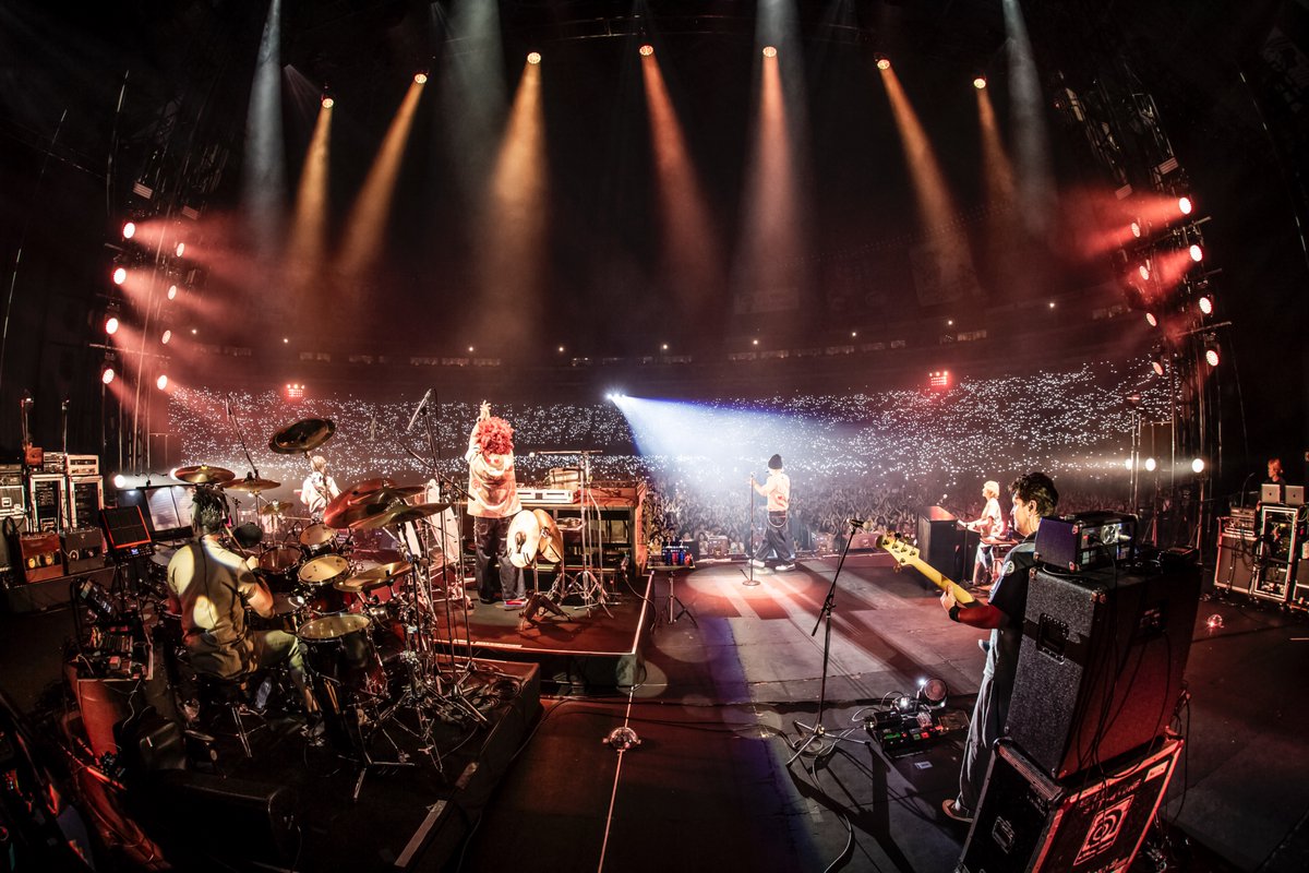 【SEKAI NO OWARI】

初めてのナンバーショットで3日間を締めくくったSEKAI NO OWARI。
全員が飛び跳ね、光と音に包まれたあの空間はまるで異世界！
現実を忘れるほどの"異空間"すぎるラストステージでした。
SEKAI NO OWARIの世界観を存分に感じられた45分間でした！

#SEKAINOOWARI
#NUMBERSHOT